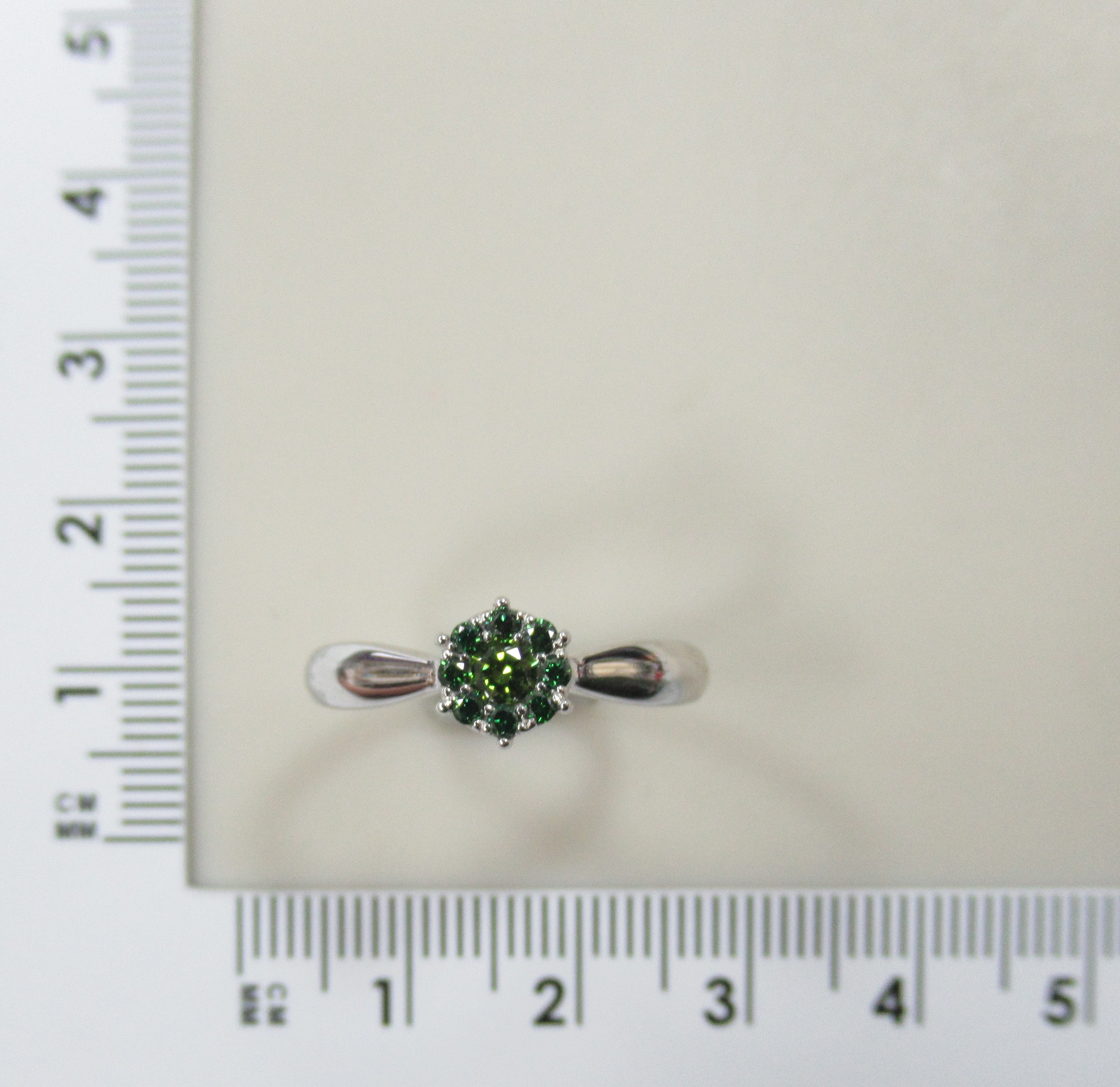 Кольцо из белого золота с зелеными бриллиантами